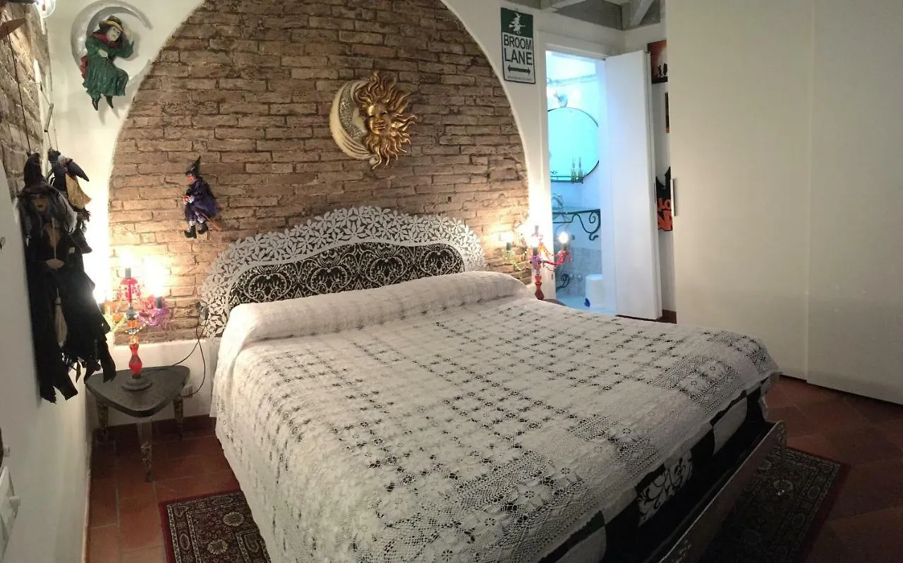 L'Ora delle Streghe b&b centralissimo Livorno 0*,  Italia